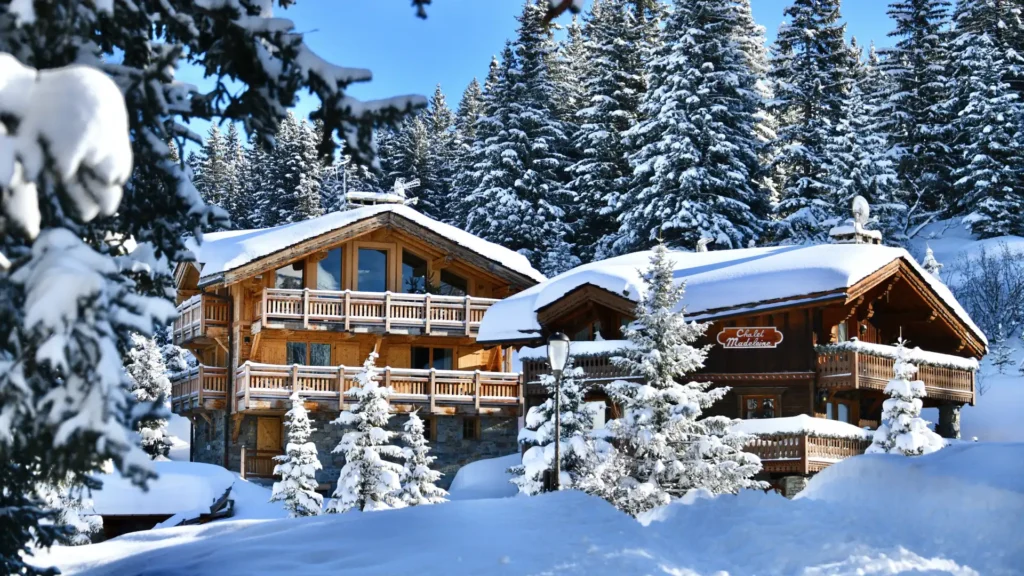 Agence M Com Marseille Altheor Courchevel Nettoyage chalet bois luxe montagne sapin neige